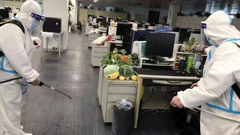 Handout of staff members at the Bank of Communications during the lockdown in Shanghai