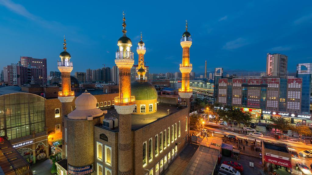 شينجيانغ الصينية .. نموذج تنموي رائد ووجهة سياحية مميزة