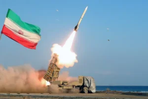 إيران تتوعد برد حاسم… وواشنطن وتل أبيب تلوّحان بإنهاء التصعيد