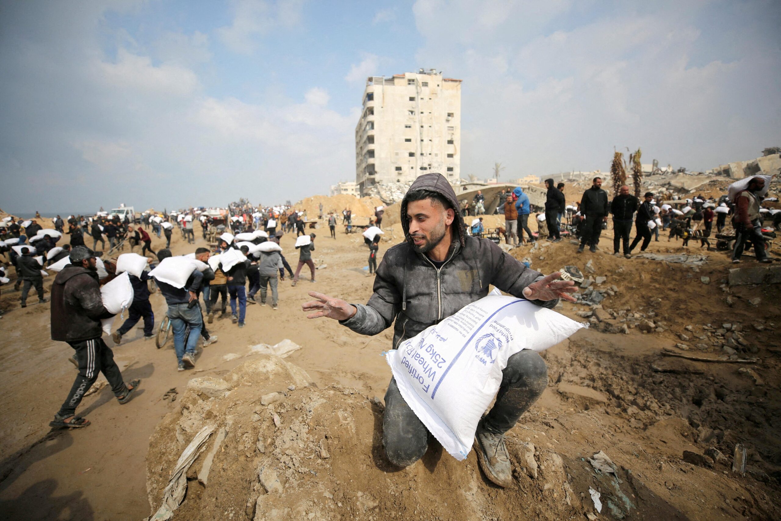 رفح.. 30 شهيداً في إطلاق نار على فلسطينيين أثناء انتظارهم للمساعدات