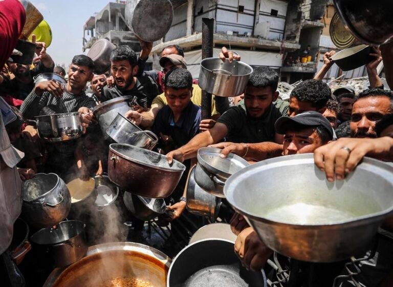 الصورة: توزيع مساعدات غذائية على المواطنين في مدينة غزة