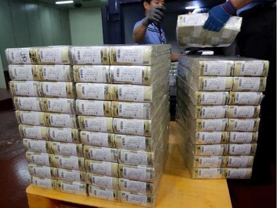 كوريا الجنوبية تبدأ بتوزيع المساعدات النقدية على مواطنيها