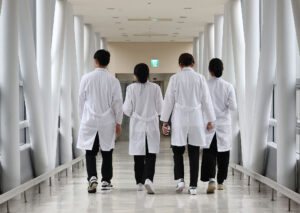 بعد مقاطعة استمرت 17 شهراً.. طلاب كليات الطب في كوريا الجنوبية يعودون إلى الدراسة