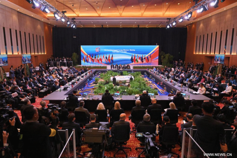 وزير الخارجية الصيني يشرح موقف الصين بشأن قضية التحكيم في بحر الصين الجنوبي