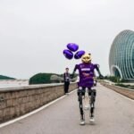 في ماراثون سور الصين العظيم..  الروبوتات تشارك إلى جانب العدائين البشريين