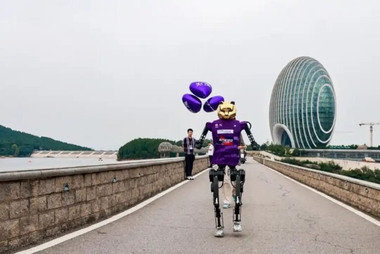 في ماراثون سور الصين العظيم..  الروبوتات تشارك إلى جانب العدائين البشريين