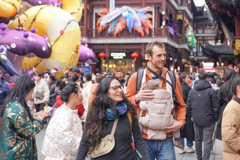 "Laowai" in China | Foreign tourists taste Chinese New Year flavor