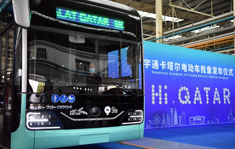 تشنغتشو 17 ديسمبر 2021 (شينخوا) في الصورة الملتقطة يوم 17 ديسمبر 2021، حافلة كهربائية من صنع شركة (يويتونغ) الصينية تظهر خلال مراسم مغادرة مركبات يويتونغ الكهربائية إلى قطر، في تشنغتشو، حاضرة مقاطعة خنان بوسط الصين. عُقدت مراسم مغادرة مركبات يويتونغ الكهربائية إلى قطر في تشنغتشو اليوم (الجمعة). وستُنقل 741 مركبة كهربائية إلى قطر عبر البحر من أجل بطولة كأس العالم لكرة القدم 2022، المزمع عقدها في قطر.