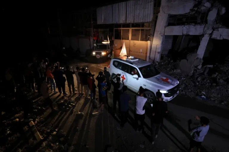فلسطين..  الصليب الأحمر يتسلم رفات جثتين من المحتجزين الإسرائيليين