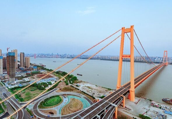 افتتاح أول جسر معلق مزدوج الطابق فوق نهر اليانغتسي