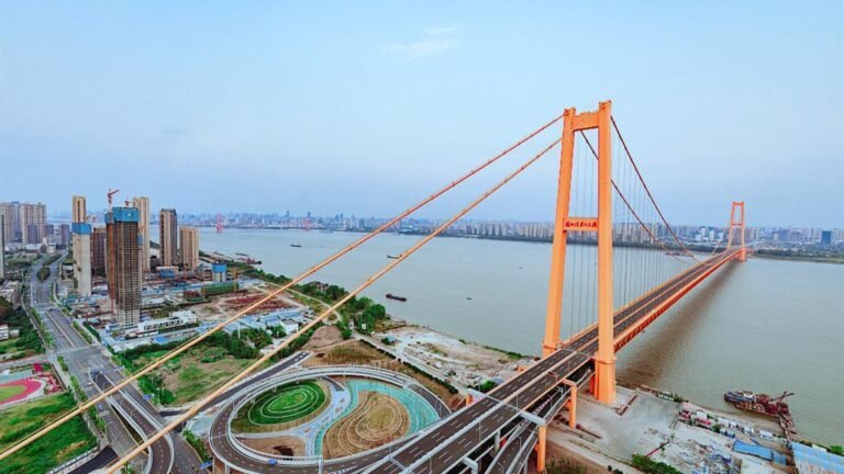 افتتاح أول جسر معلق مزدوج الطابق فوق نهر اليانغتسي