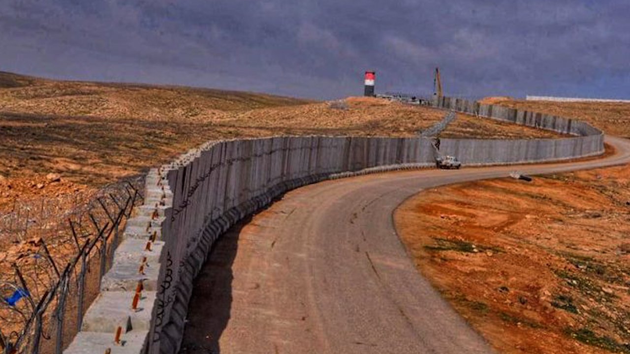بناء 350 كيلومترا من جدار خرساني على الحدود بين العراق وسوريا