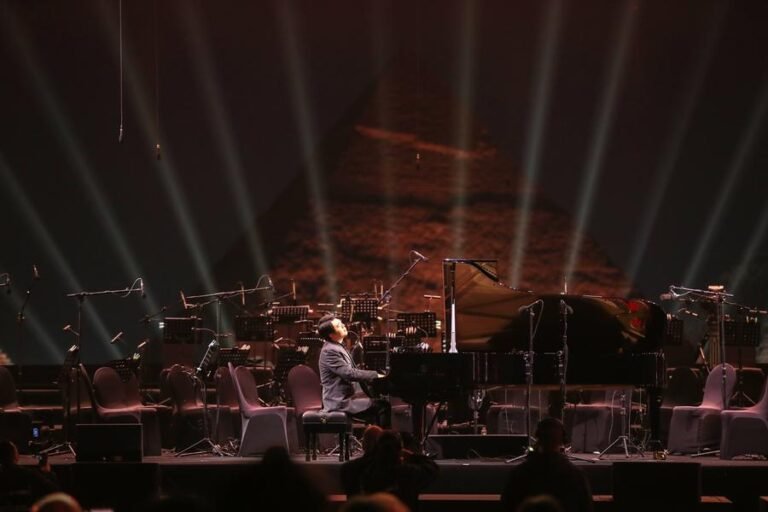 عرض موسيقي فريد لعازف البيانو الصيني العالمي لانغ لانغ قرب أهرامات الجيزة