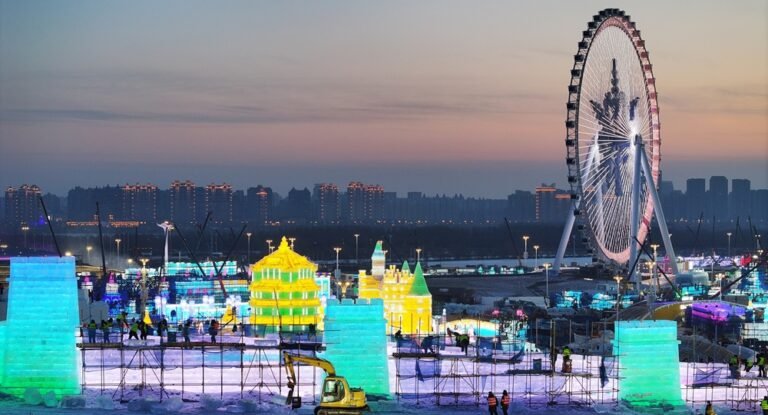 الصورة: بناء عالم الجليد والثلج في مدينة هاربين شمال شرقي الصين