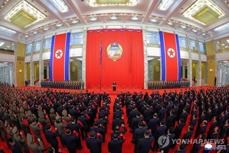 الرئيس الكوري الشمالي يحضر مراسم الاحتفال بيوم الدستور
