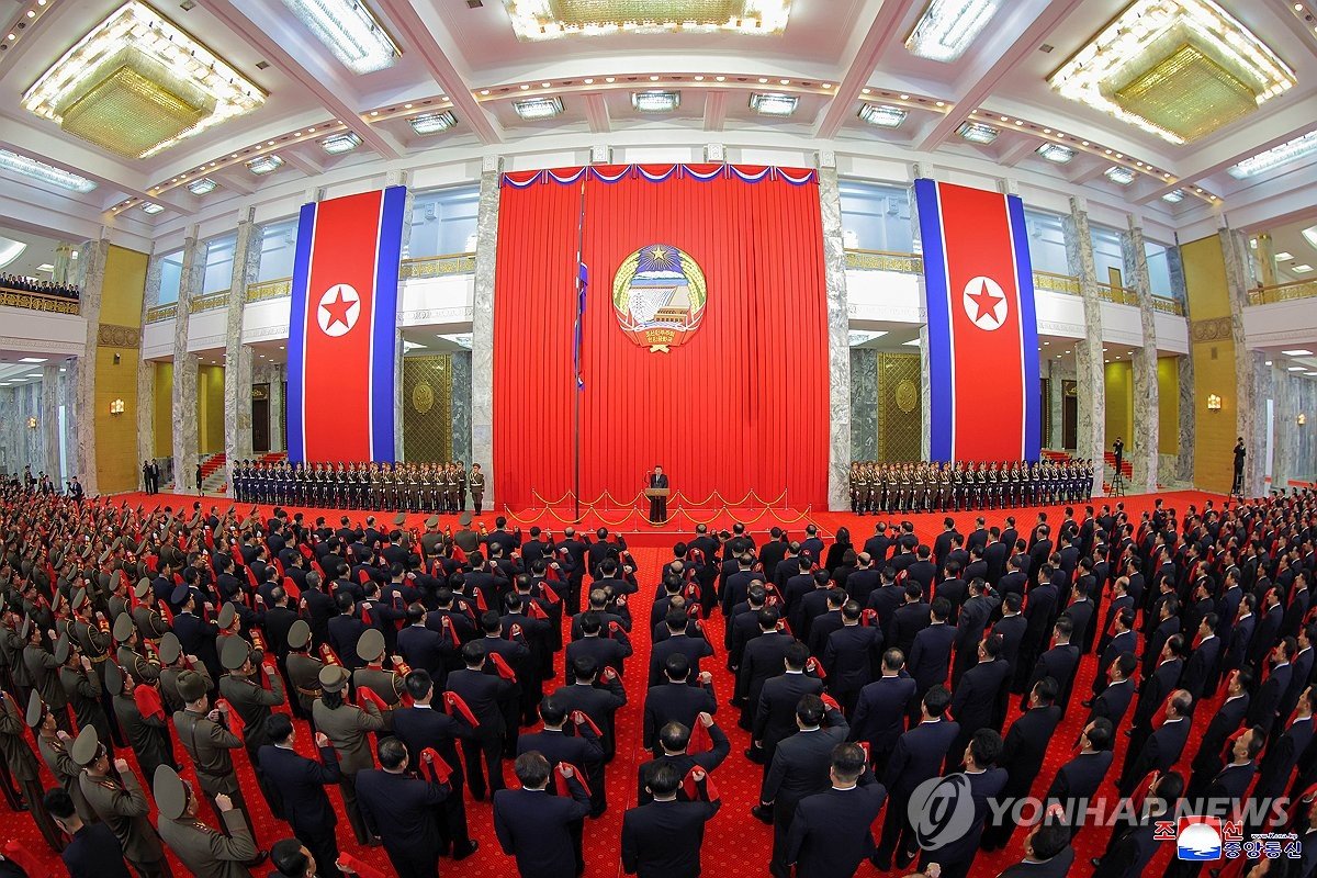 الرئيس الكوري الشمالي يحضر مراسم الاحتفال بيوم الدستور