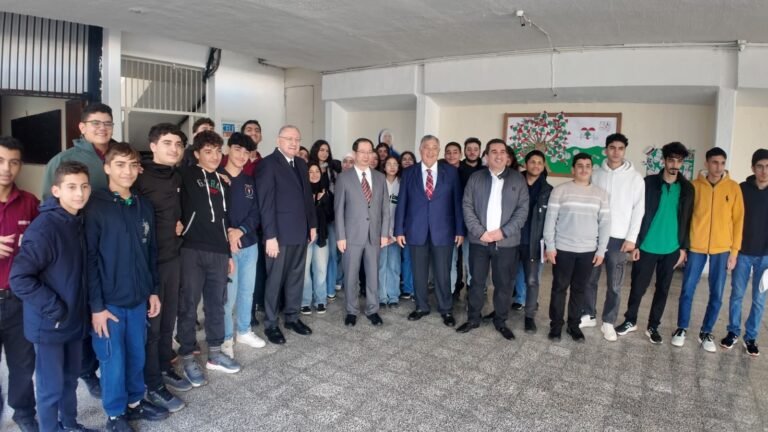 السفير الصيني يزور مدرسة العاملية ويؤكد دعم بكين للتعليم في لبنان