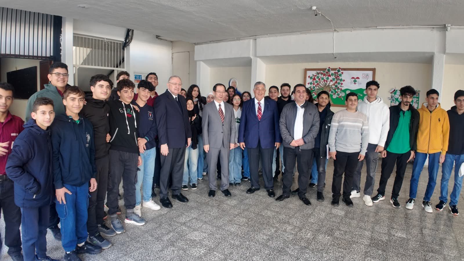 السفير الصيني يزور مدرسة العاملية ويؤكد دعم بكين للتعليم في لبنان