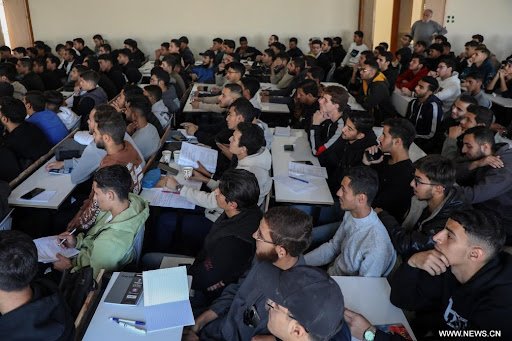 طلاب غزة يستعيدون تعليمهم رغم الدمار وقلة الإمكانيات