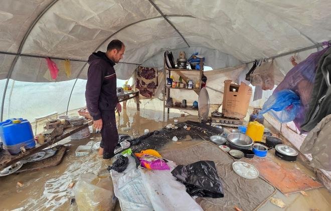 فلسطينيون في غزة يواجهون الشتاء بخيام من الحديد المعاد تدويره في ظل القيود ونقص مواد البناء