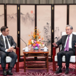 وزير الخارجية الصيني سنواصل بذل الجهود لإعادة بناء السلام بين تايلاند وكمبوديا