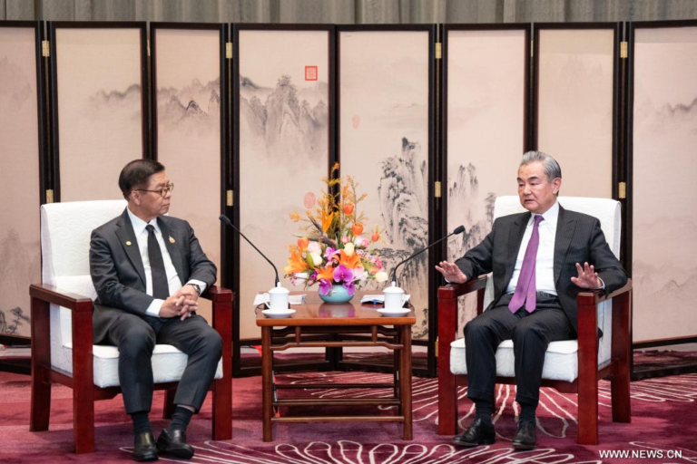 وزير الخارجية الصيني سنواصل بذل الجهود لإعادة بناء السلام بين تايلاند وكمبوديا