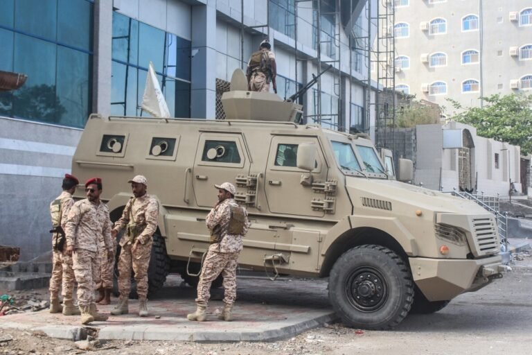 التحالف بقيادة السعودية هروب رئيس المجلس الانتقالي الجنوبي إلى أبوظبي