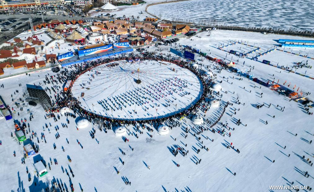 الصيد الشتوي للأسماك في بحيرة تشاقان بشمال شرقي الصين