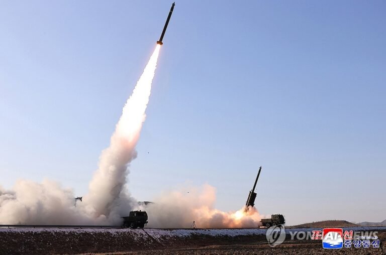 بحضور «كيم جونغ-أون».. ‏كوريا الشمالية تجري تجربة إطلاق لصواريخ متعددة من عيار كبير