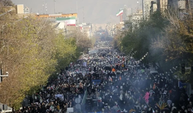 تماسك داخلي في إيران وحوار من موقع السيادة