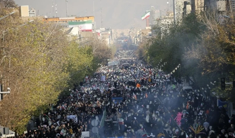 تماسك داخلي في إيران وحوار من موقع السيادة