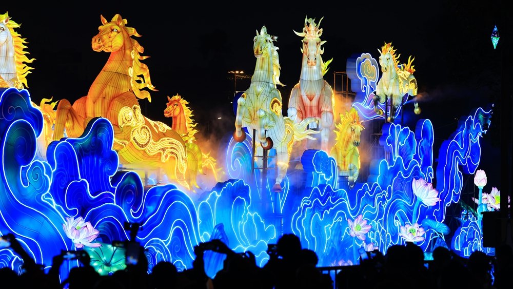 الصورة: إقامة معرض فوانيس لاستقبال عيد الربيع المقترب في قوانغتشو بجنوبي الصين