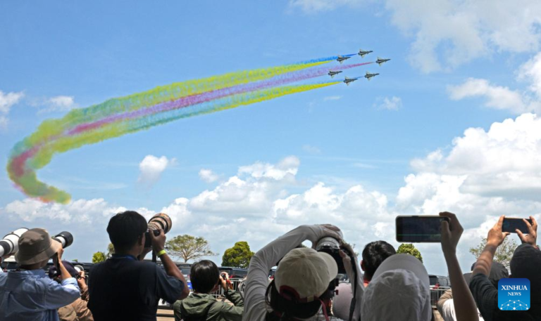 الجيش الصيني يشارك في استعراضات جوية بمعرض سنغافورة للطيران