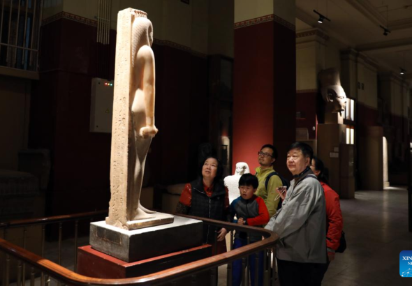 بين عجائب مصر القديمة.. سياح صينيون يقضون عيد الربيع