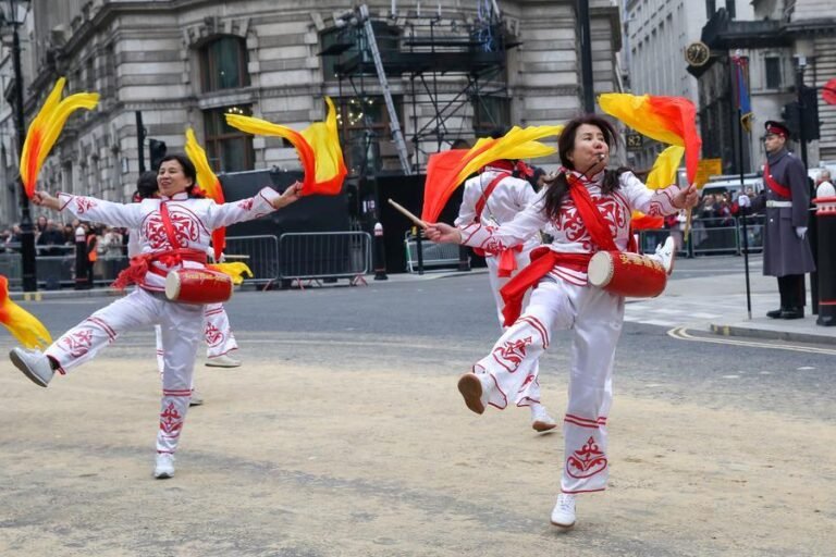 رأس السنة الصينية في لندن.. رقصة طبلة الخصر تُضفي بهجة على الاحتفالات