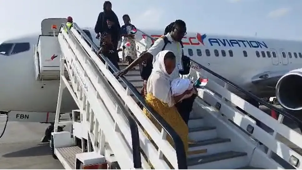 عائداً من أوغندا.. أول فوج من اللاجئين السودانيين يصلون مطار بورتسودان