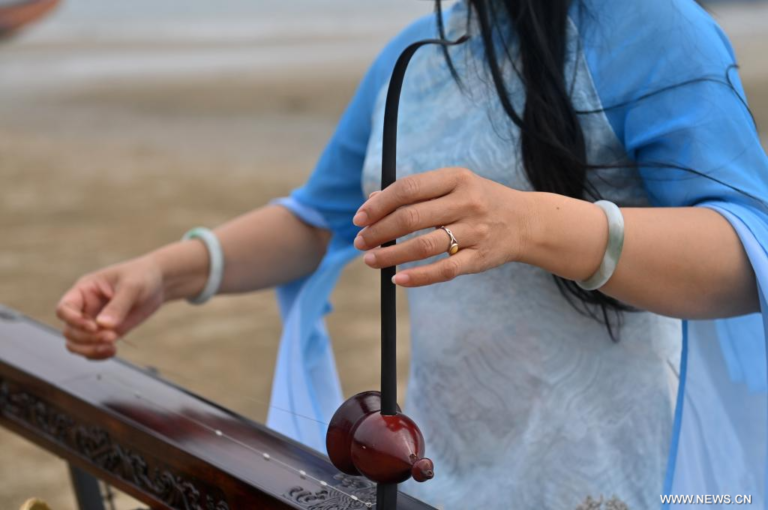 عرض السحر الفريد للآلة الموسيقية الخاصة لمجموعة جينغ الإثنية