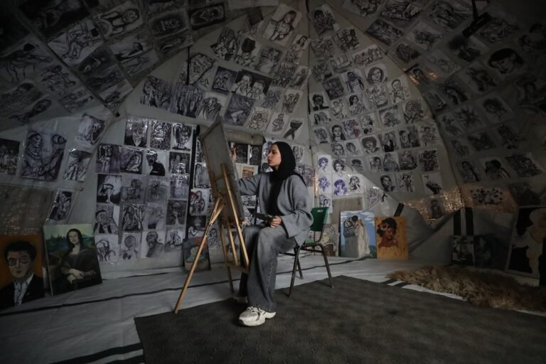 غزة.. رسامة تحول خيمتها إلى معرض فني صغير