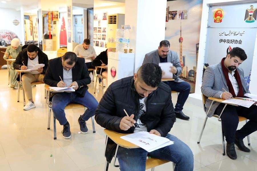 لبناء جسر ثقافي.. طلبة عراقيون يتعلمون اللغة الصينية