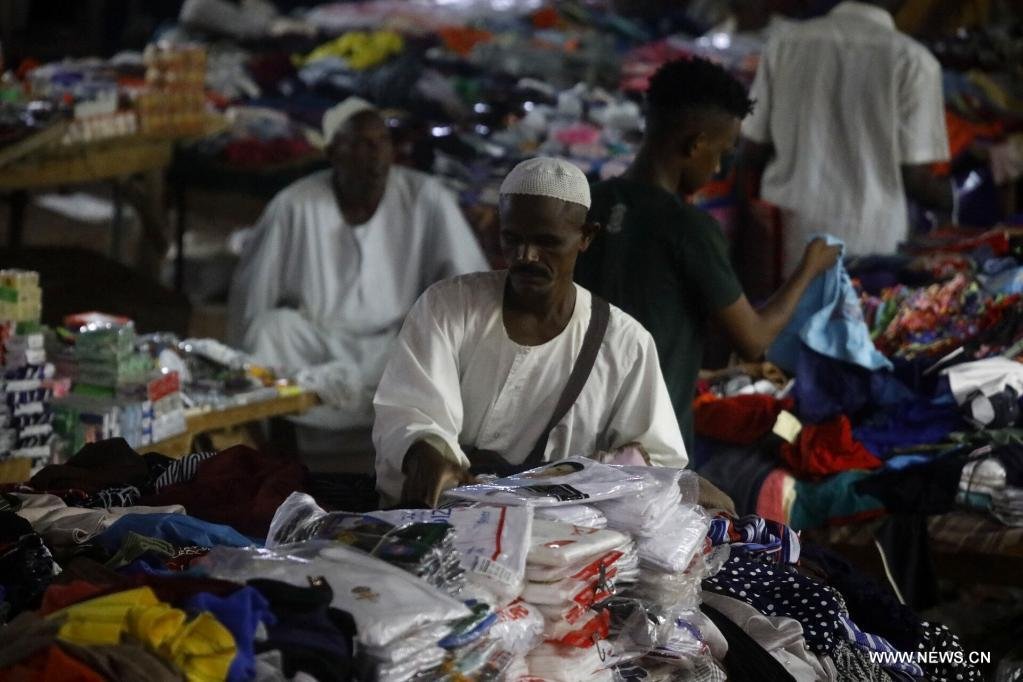 استعدادا لعيد الفطر.. السودانيون يتدفقون إلى الأسواق الشعبية رغم الغلاء وتداعيات الحرب