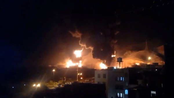 استهداف مستودعات النفط في إيران.. وطهران تندد