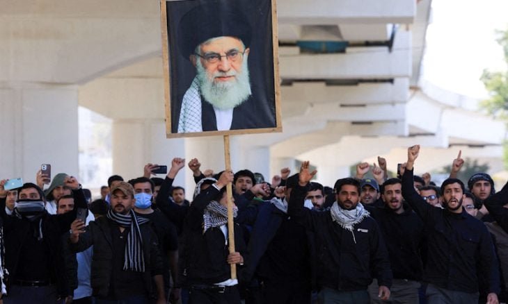 اغتيال خامنئي.. هل يدفع الإيرانيين إلى الاصطفاف في مواجهة أمريكا؟