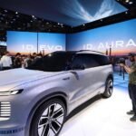 الصين.. أول سيارة كهربائية مطورة بشكل مشترك من فولكس فاجن وإكس بنغ تخرج من خط الإنتاج