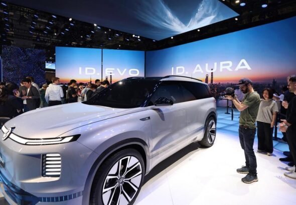 الصين.. أول سيارة كهربائية مطورة بشكل مشترك من فولكس فاجن وإكس بنغ تخرج من خط الإنتاج