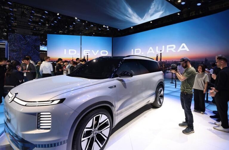 الصين.. أول سيارة كهربائية مطورة بشكل مشترك من فولكس فاجن وإكس بنغ تخرج من خط الإنتاج