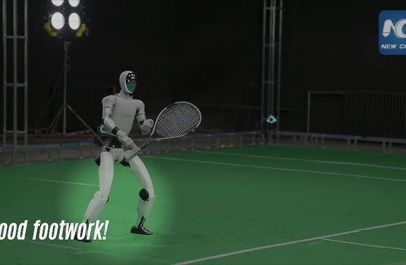 الصين.. روبوت بشري ينافس لاعبي تنس محترفين