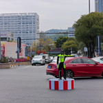 الصين.. شرطي مرور آلي في شنتشن ينظم حركة المرور