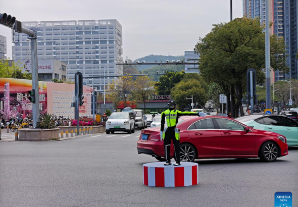 الصين.. شرطي مرور آلي في شنتشن ينظم حركة المرور
