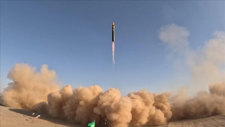 تصعيد إيراني واسع.. موجات صاروخية متبادلة واستهداف قواعد أميركية في المنطقة