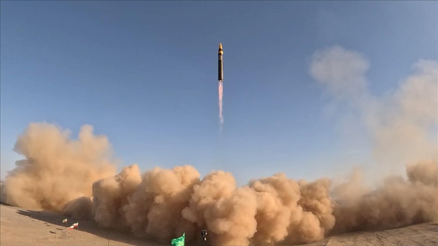 تصعيد إيراني واسع.. موجات صاروخية متبادلة واستهداف قواعد أميركية في المنطقة